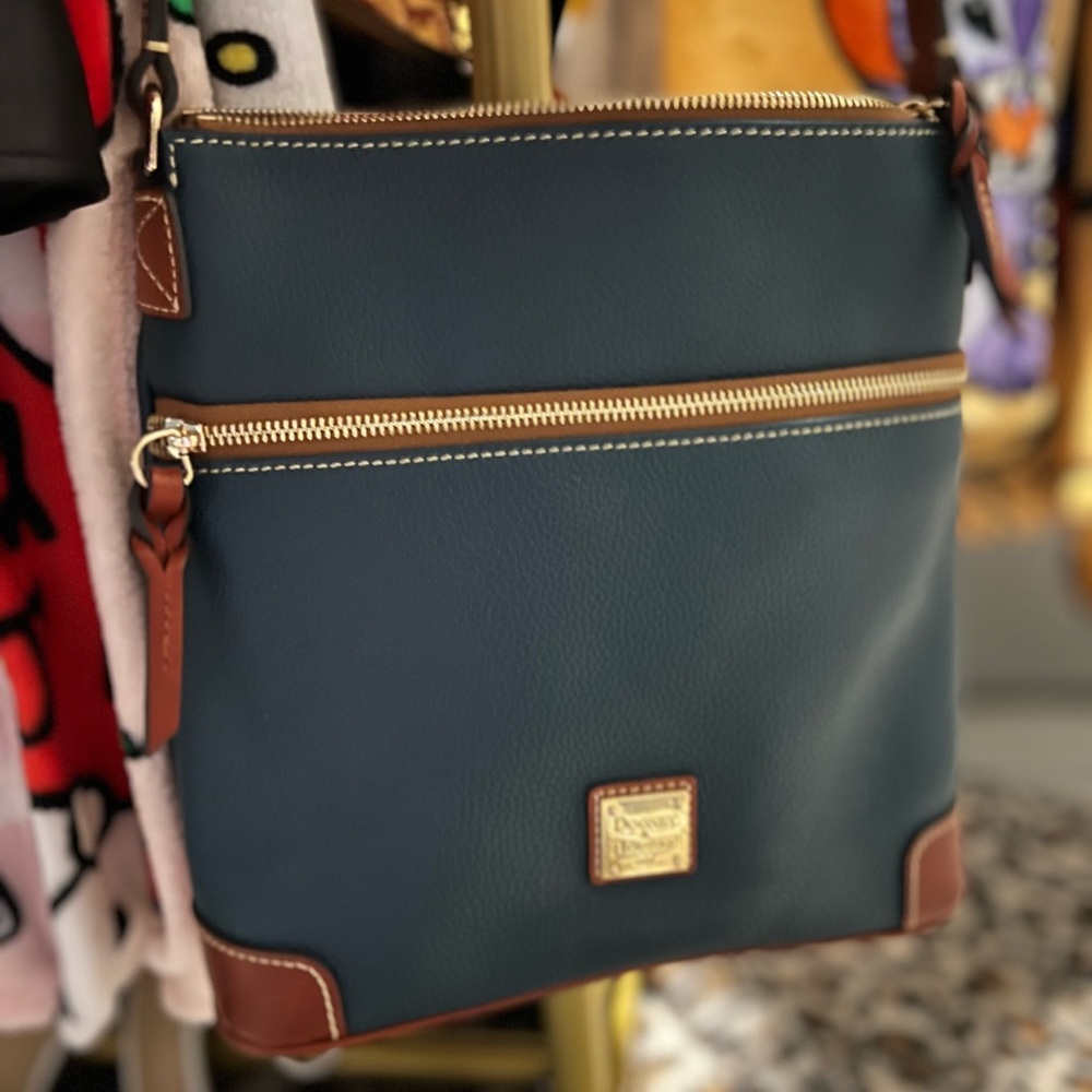 Dooney and Burke green purse 
Never worn Size